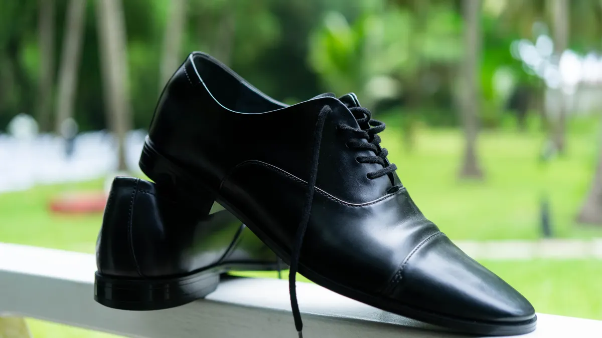 Chaussures noires sur une rampe