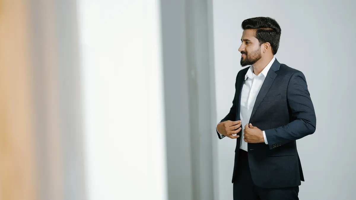 Un homme d'affaires dans un costume élégant