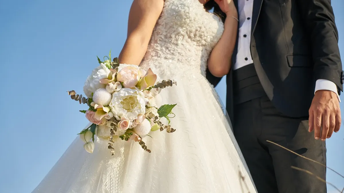 Mariés, fleurs et couple de mariage